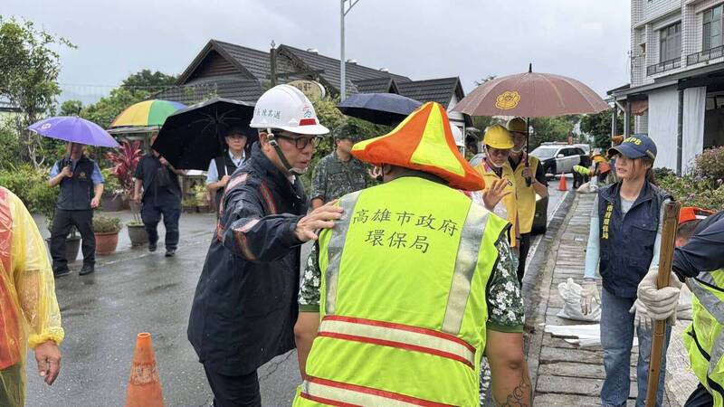 高雄應變中心「一級開設」、預防撤離20人 陳其邁赴原鄉視察