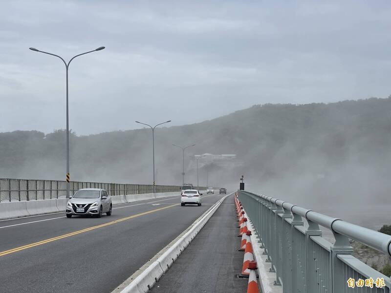 跨越花蓮溪的花蓮大橋,因為巴威颱風強風在花蓮溪揚起沙塵,整個天空霧茫茫。(記者花孟璟攝)