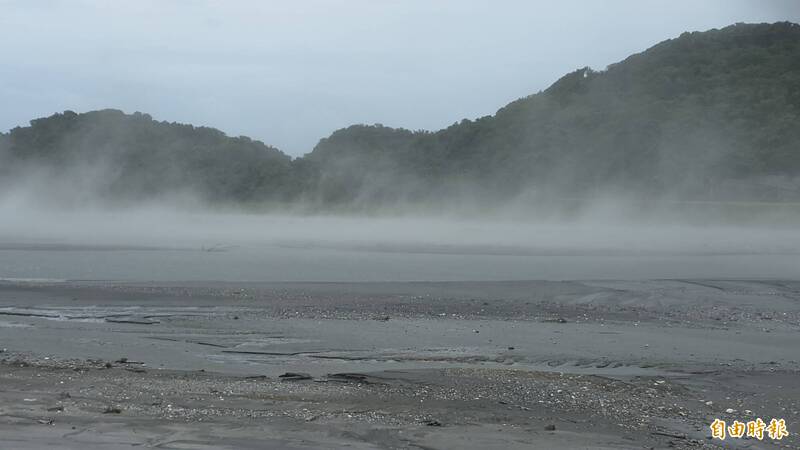 花蓮溪因為巴威颱風造成揚塵,整個縱谷變成風塵之谷。(記者花孟璟攝)