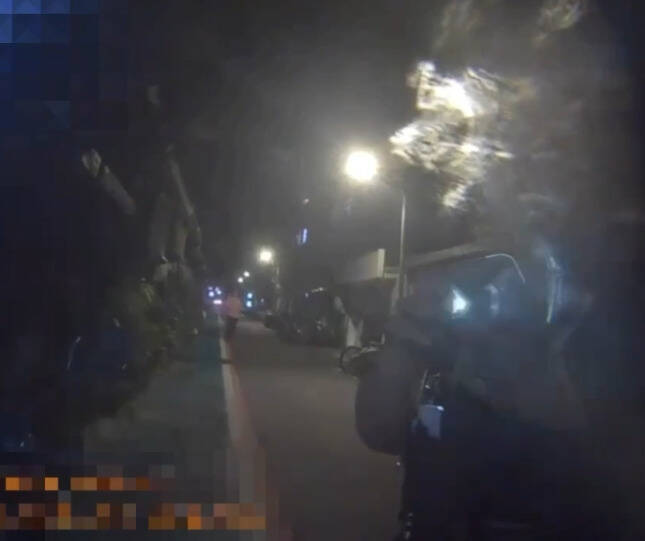 面交手機藉故測試想拿走 街頭拉扯受傷警趕抵逮人送辦