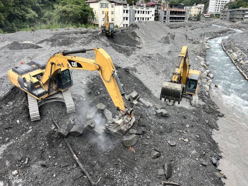 巴威颱風來勢洶洶 廬山遊客居民撤離僅19人留守 鋼構橋今晚9點封閉