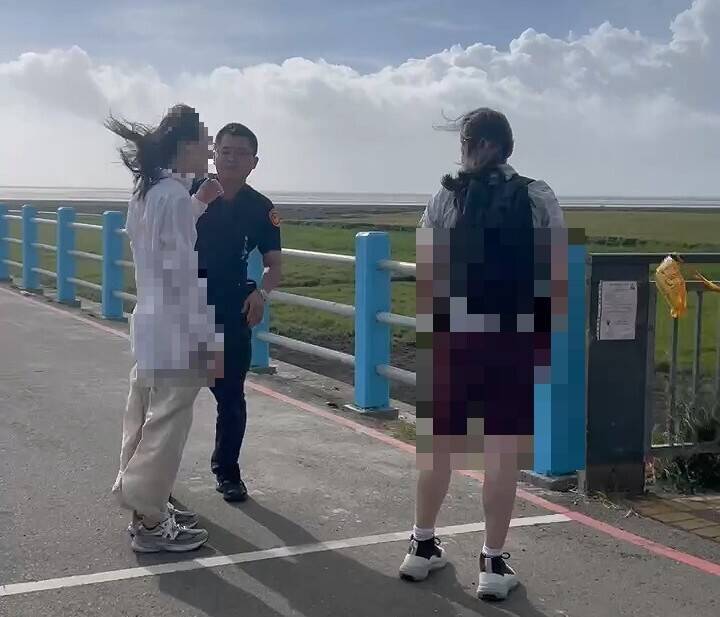 不聽勸硬要看海!遊客闖高美濕地觀浪 警開3張勸導單