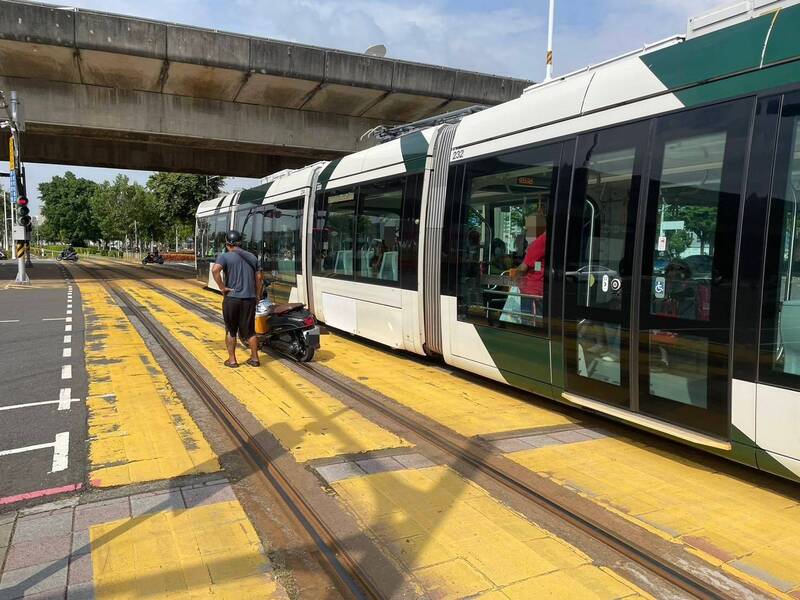 高雄機車闖輕軌害列車急停 騎士倒地輕傷吃罰單還送辦