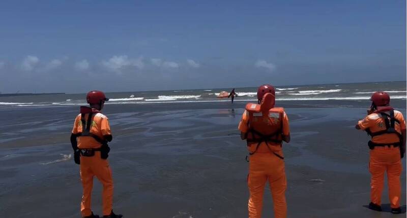 巴威颱風天衝觀音海水浴場風箏衝浪 5人下場曝