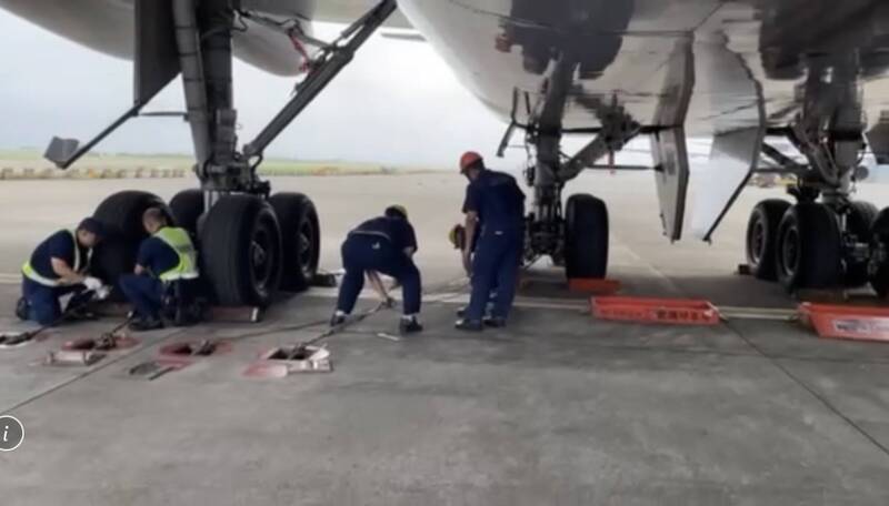 颱風巴威逼近 華航747貨機進行航機防颱束機作業