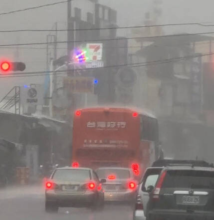巴威來襲!屏東枋寮午後暴雨 3小時達96毫米