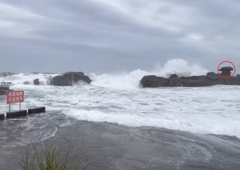台東成功風勢加大 3樓高巨浪「石雨傘」屹立不搖