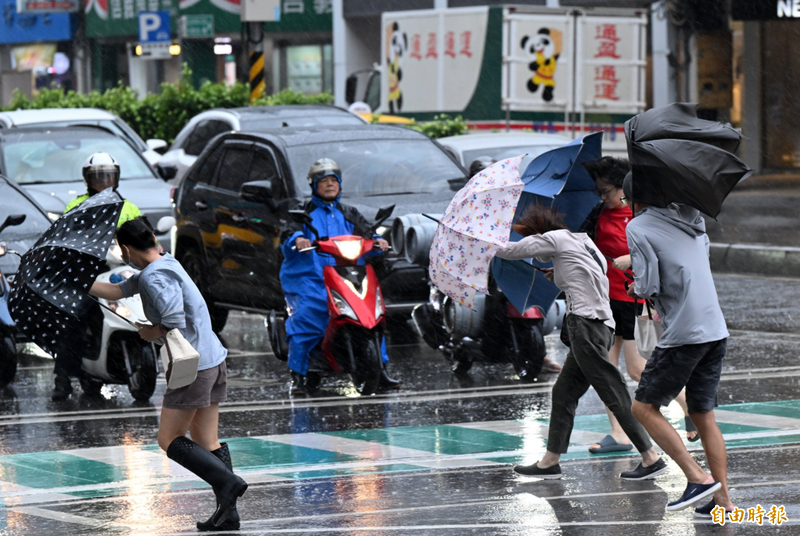 巴威來襲週六強風豪雨 北部、中部山區慎防11級以上陣風