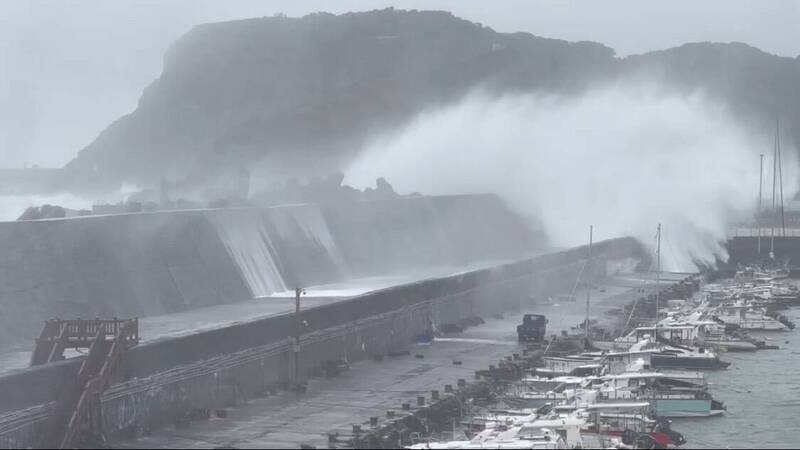 颱風逼近易掀危險巨浪 宜花東、屏東發布災防告警