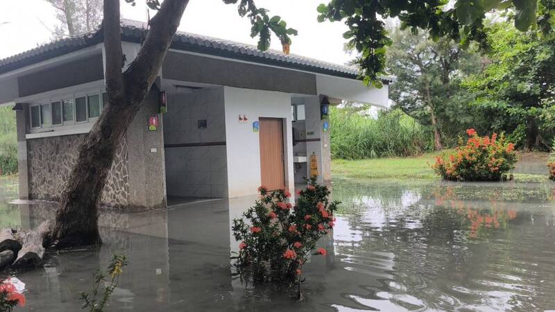 海水倒灌台東森林公園 縣府封閉綠水橋出入口