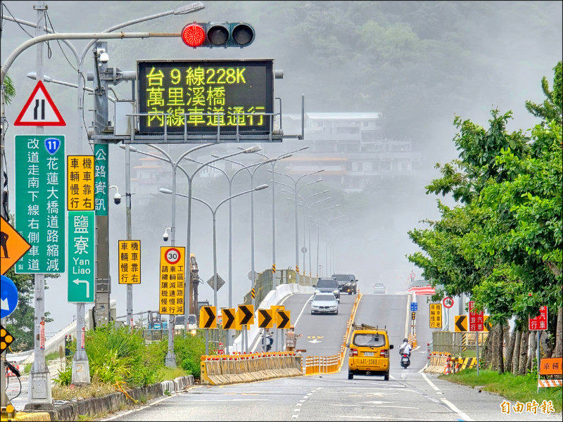 花蓮大橋上空被沙塵壟罩，汽機車行經時視線受影響。（記者花孟璟攝）