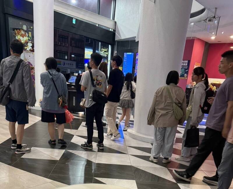 台中罕見30小時颱風假!KTV爆滿 一票人衝場包廂秒殺