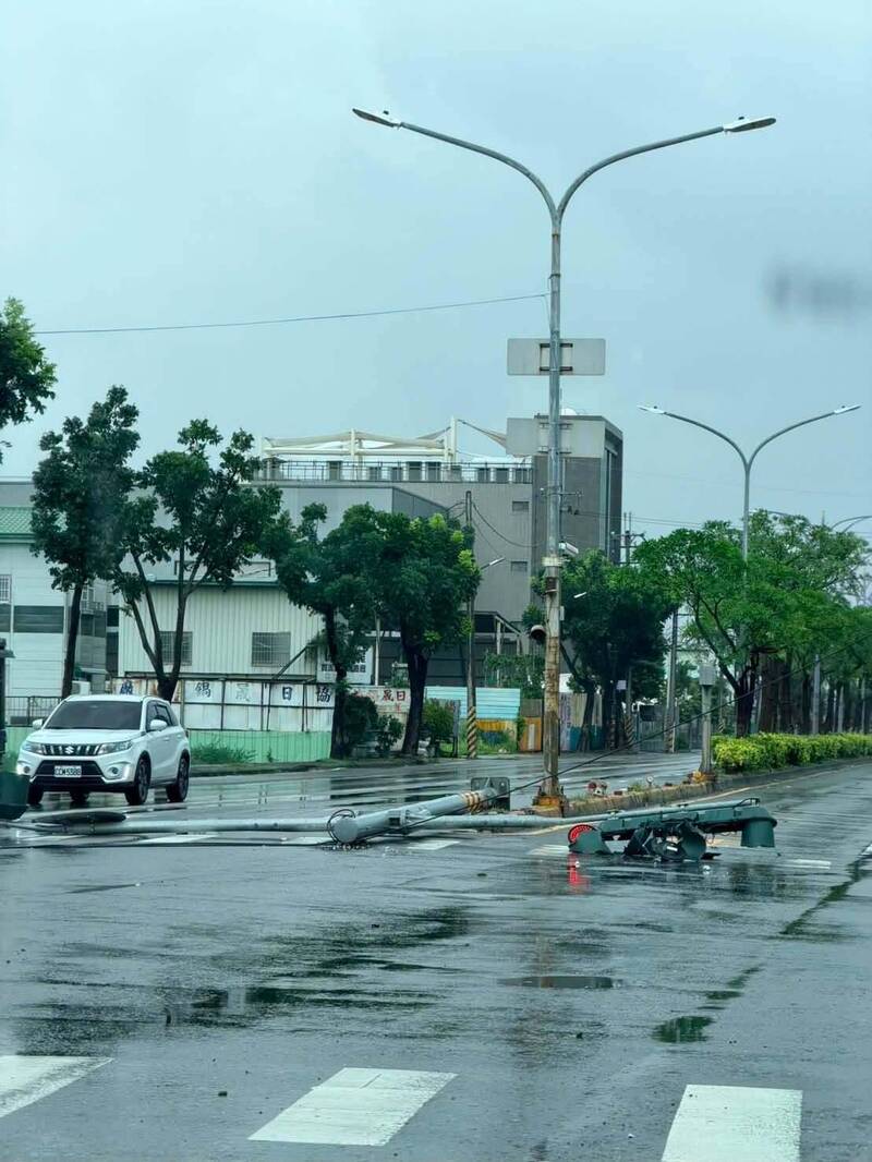 巴威來襲高雄測得6級風 市區交通號誌傾倒