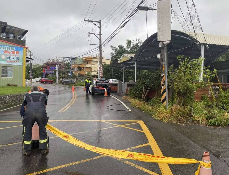巴威強風吹斷高壓電線 彰化花壇街頭火花四射