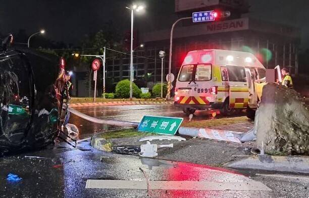 嘉市颱風夜翻車驚魂 男子駕車撞斷路牌受傷送醫