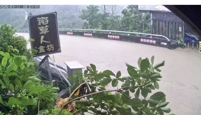 巴威颱風肆虐!苗栗泰安汶水溪暴漲 苗62線「變小河」交通中斷
