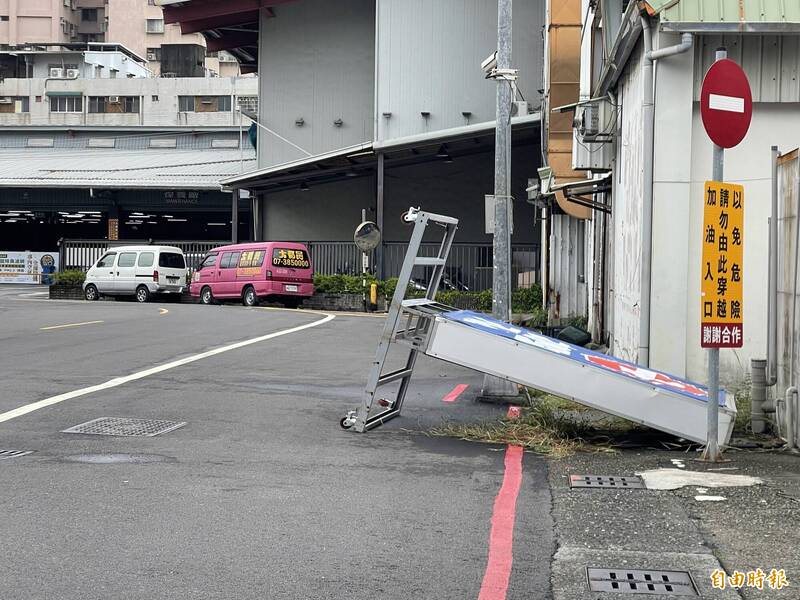 巴威襲高雄 強風吹倒加油站招牌與路牌