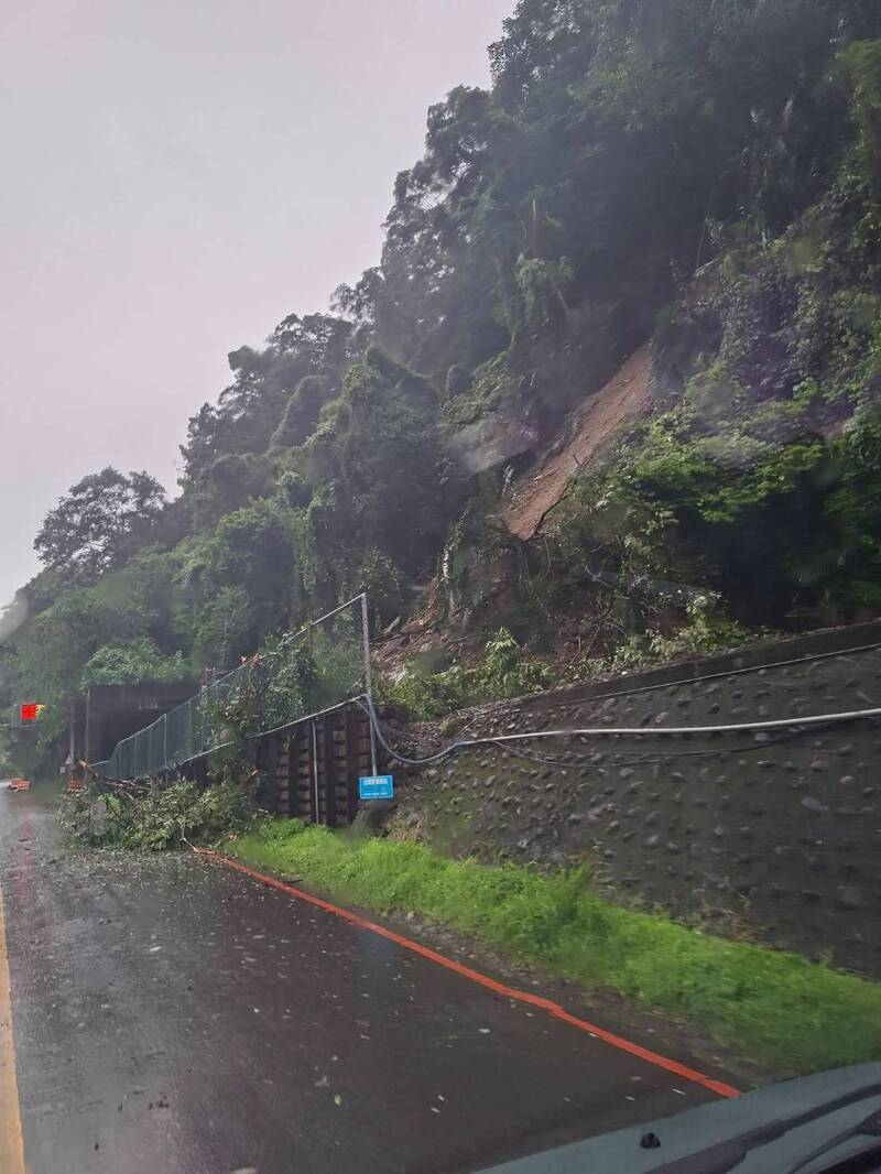 台鐵內灣站前明隧道土石崩落 淹沒鐵軌無法通行