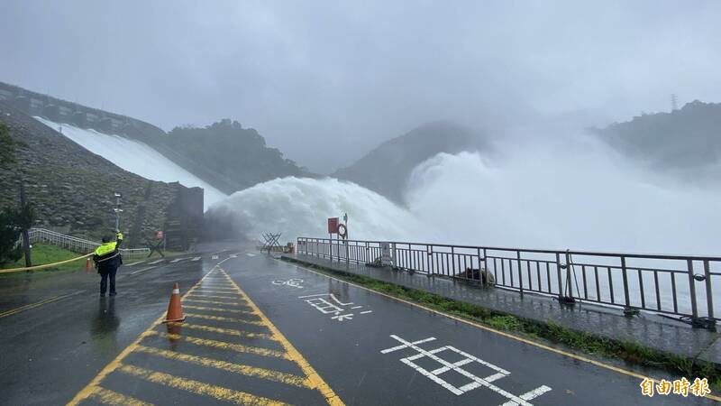 石門水庫洩洪,水花從溢洪道衝起飛越道路進入後池場面壯觀