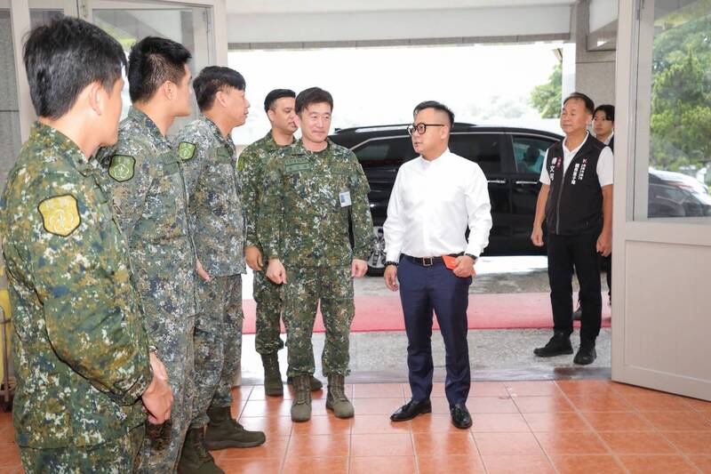 颱風逼近 童子慰問基隆後備指揮部官兵