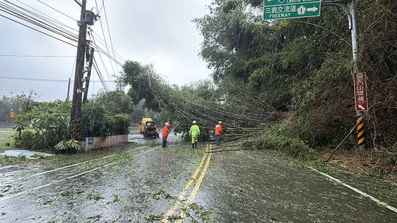 巴威颱風豪雨肆虐!台3線大湖段邊坡大坍方 苗62線落石樹倒交通斷