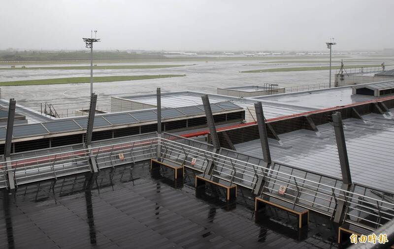 桃機觀景台持續關閉,多數停場航機已移往機場東北角等較適合避風區域停放。(記者劉信德攝)