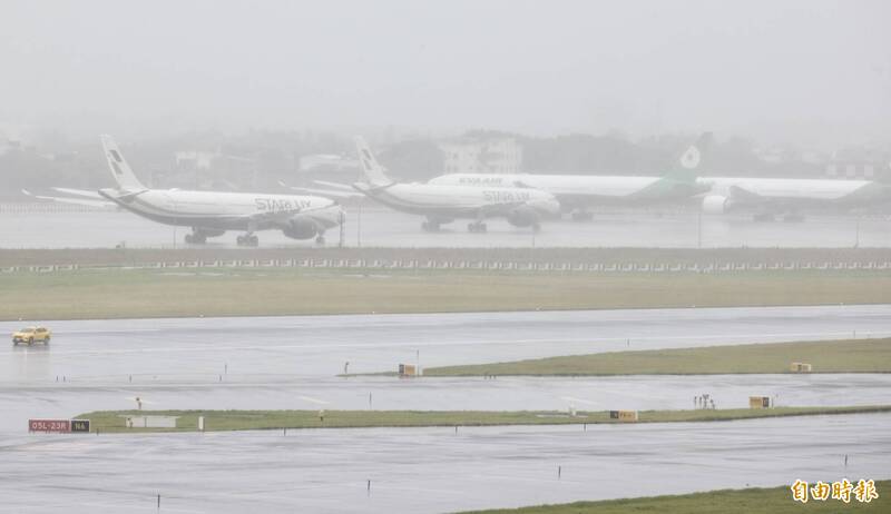 多數停場航機已移往機場東北角等較適合避風區域停放,並完成航機防颱束機作業。(記者劉信德攝)