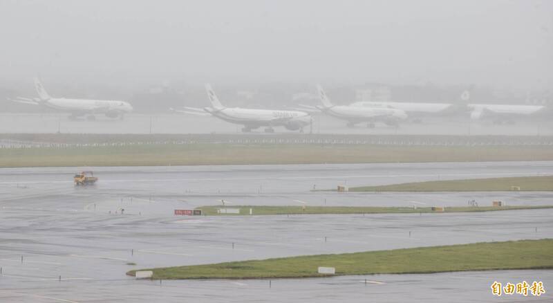 多數停場航機已移往機場東北角等較適合避風區域停放,並完成航機防颱束機作業。(記者劉信德攝)