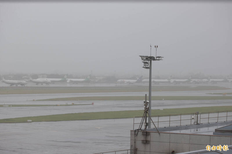 多數停場航機已移往機場東北角等較適合避風區域停放,並完成航機防颱束機作業。(記者劉信德攝)