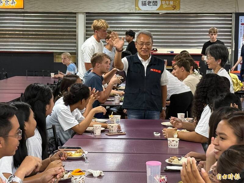 宜蘭縣代理縣長林茂盛今日中午前往耕莘宿舍，關心220名外國演出者的避颱狀況。（記者王峻祺攝）