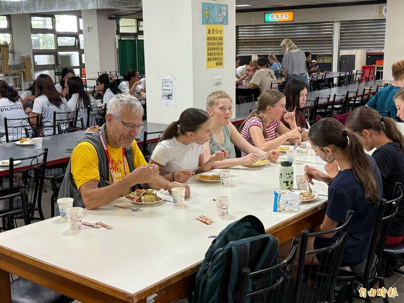 外國演出團隊開心品嘗宜蘭縣府準備的佳肴。（記者王峻祺攝）