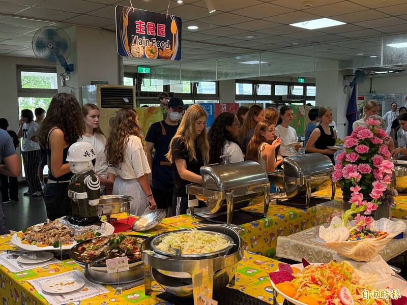 宜蘭童玩節力拚13日開園 國際團隊避颱狂讚台灣美食