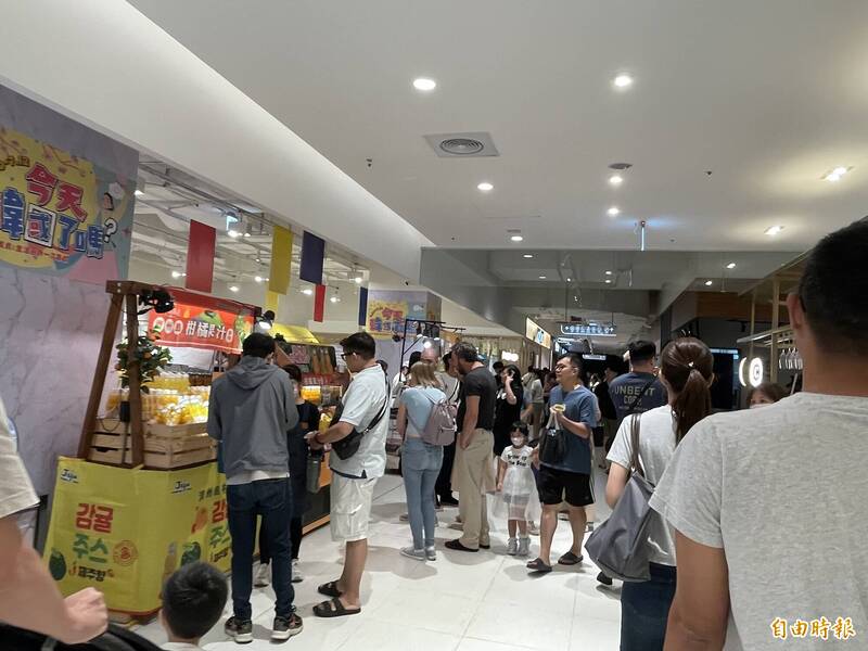 台中漢神洲際百貨颱風照常營業 美食街爆滿 業者估「平日人潮量」