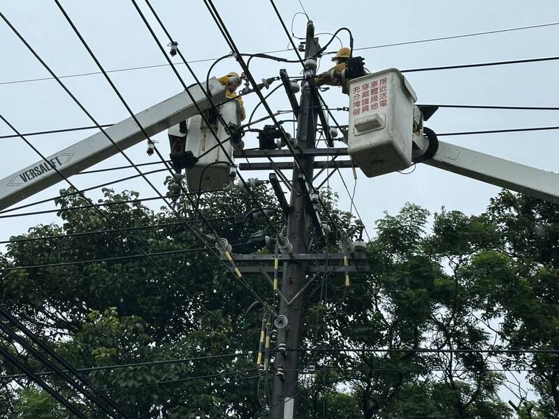 巴威颱風造成桃園市多處停電，台電人員緊急搶修。（圖由台電提供）