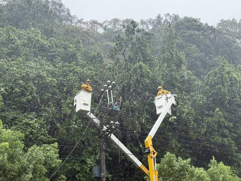 巴威颱風造成桃園市多處停電，台電人員緊急搶修。（圖由台電提供）