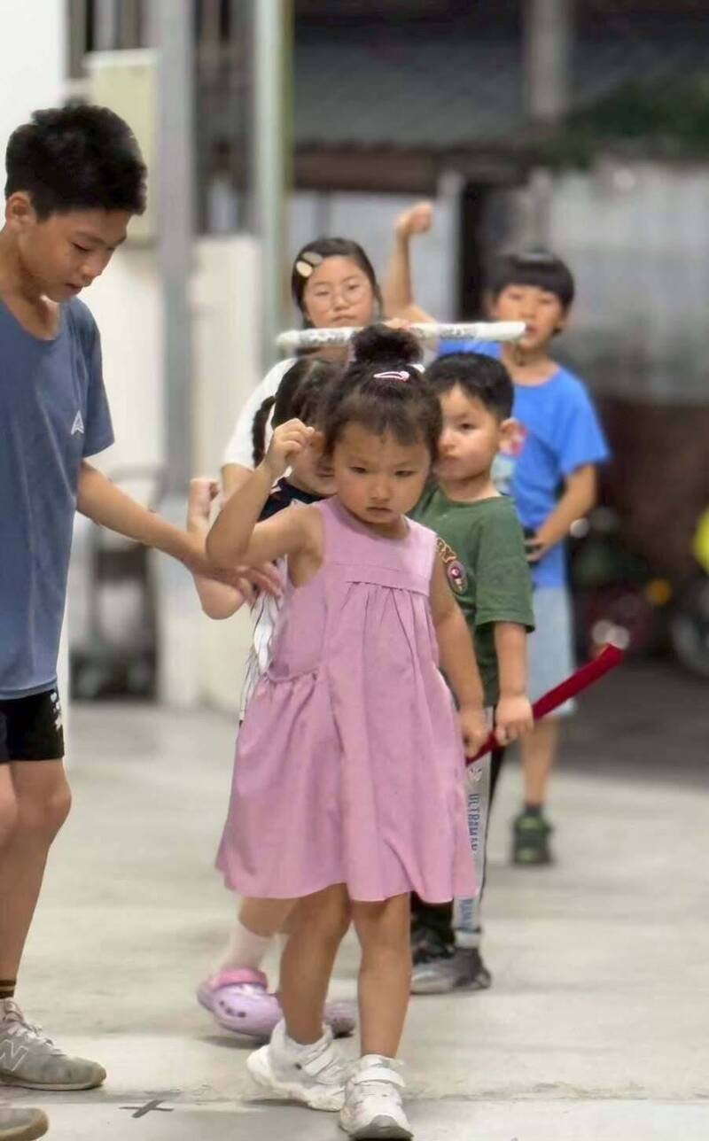 台南青奇社為水族陣復出，最近展開密集訓練。（開基玉皇宮提供）