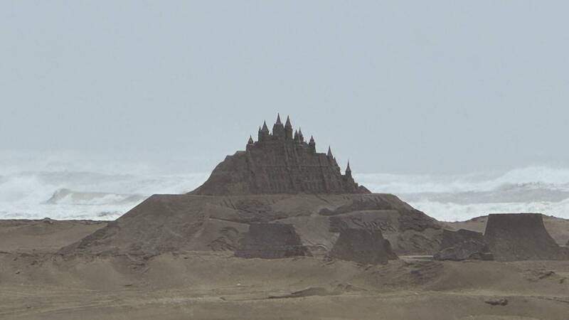 福隆國際沙雕季40作品挺過巴威颱風 3米防護沙牆成功保護創作
