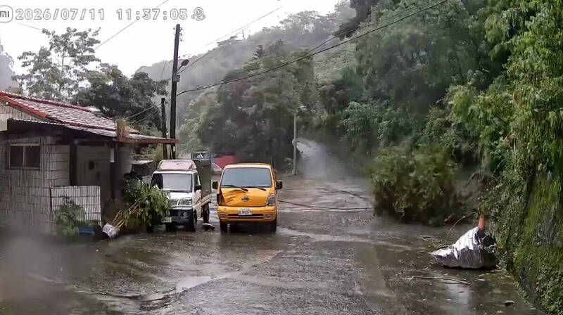 桃園復興流霞谷、溪口部落邊坡坍方 封路搶修