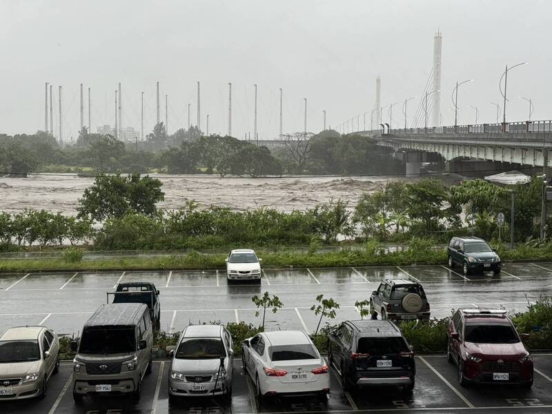 警戒中!竹市頭前溪水暴漲水位超過三級警戒 民憂潰堤致災