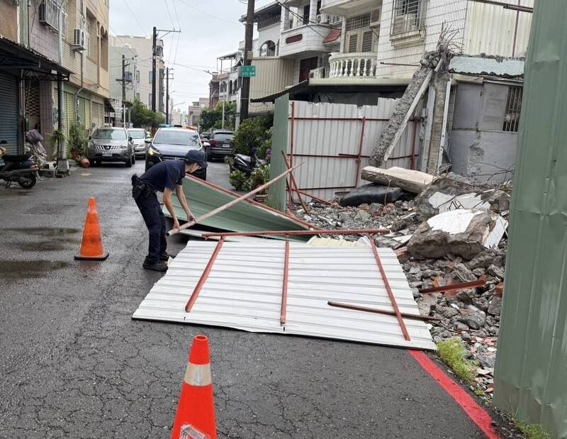 巴威強風吹倒楠梓工地圍籬 警冒雨搬移