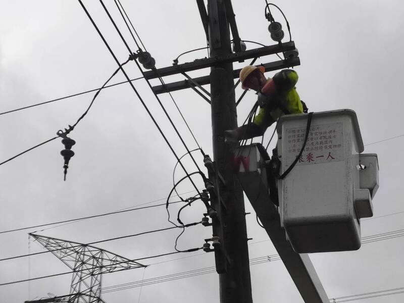 巴威颱風來襲屏東曾停電12491戶 台電冒雨搶修今晚全復電