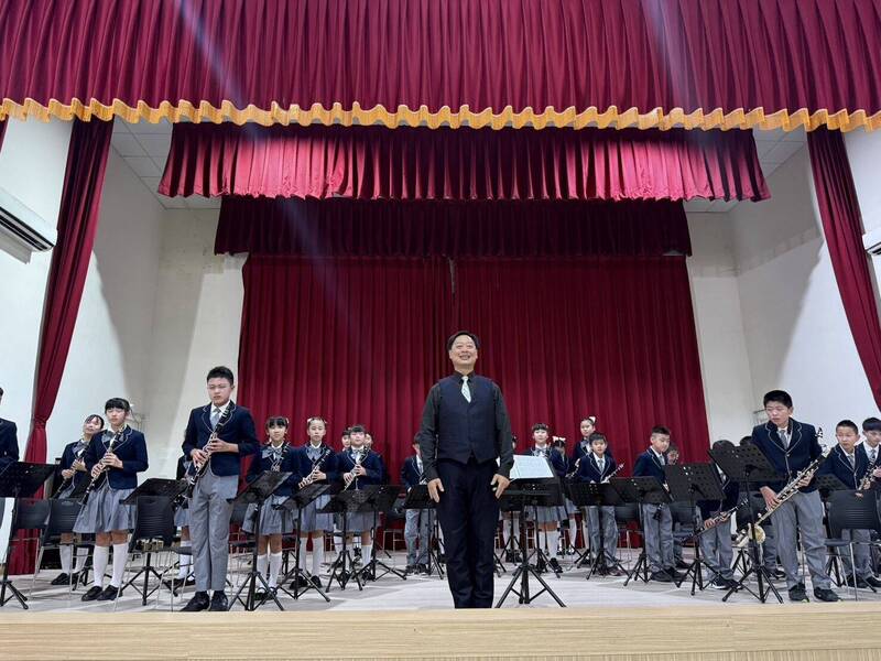 金門柏村國小豎笛音樂會 颱風天上演「阿公阿嬤的留聲機」