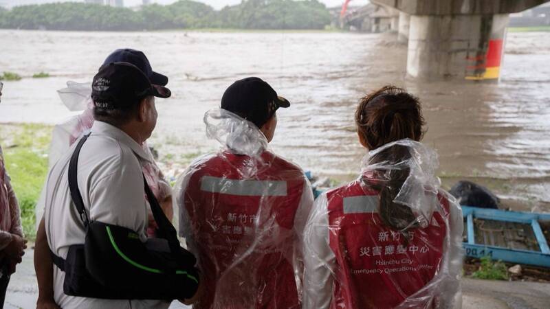 頭前溪水位破三級警戒 竹市府晚間啟動舊港里逐戶勸導預防性撤離