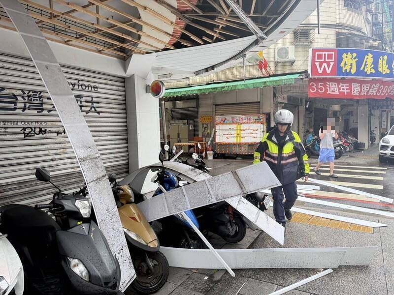 巴威來襲 蘆洲騎樓天花板砸落、鐵皮掛電線連發