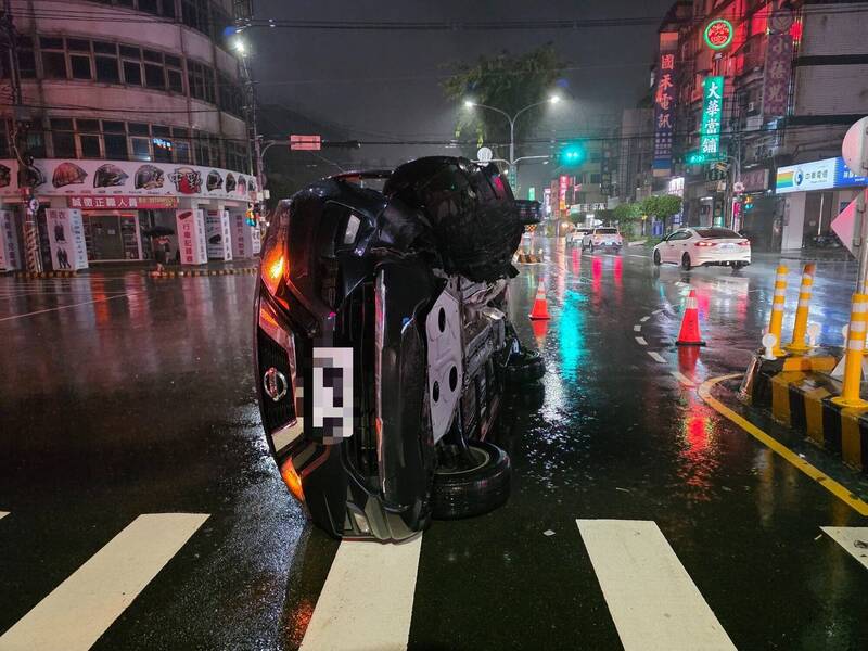 颱風夜翻車現場!轎車「左轉撞庇護島」 側翻畫面曝光