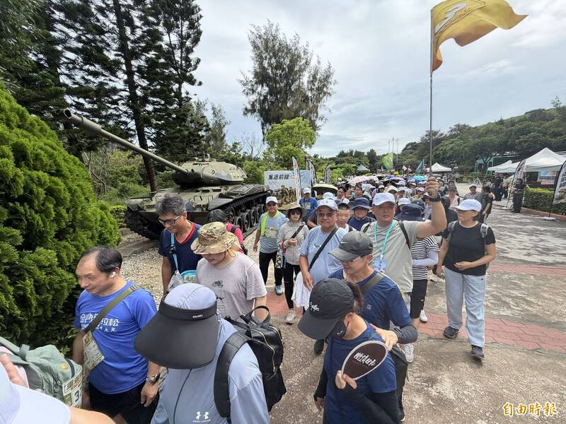 重返前線!500多人金門戰地行軍7.2公里 吃兵仔餅看「沉睡戰車」