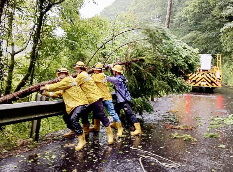 《TAIPEI TIMES》 Bavi injures 113, leaves hundreds of homes in dark