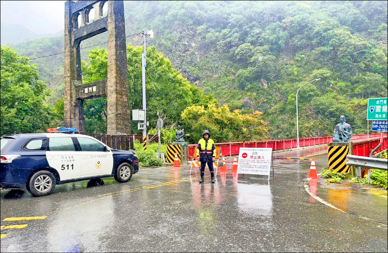 巴威颱風來襲,南投仁愛鄉台14線雲龍橋路段邊坡不穩,公路局上午提前封路,下午爆發「落石雨」成功躲過災情。(埔里工務段提供)