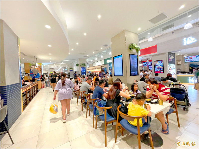 巴威颱風》颱風假唯一開門 台中漢神洲際美食街爆滿