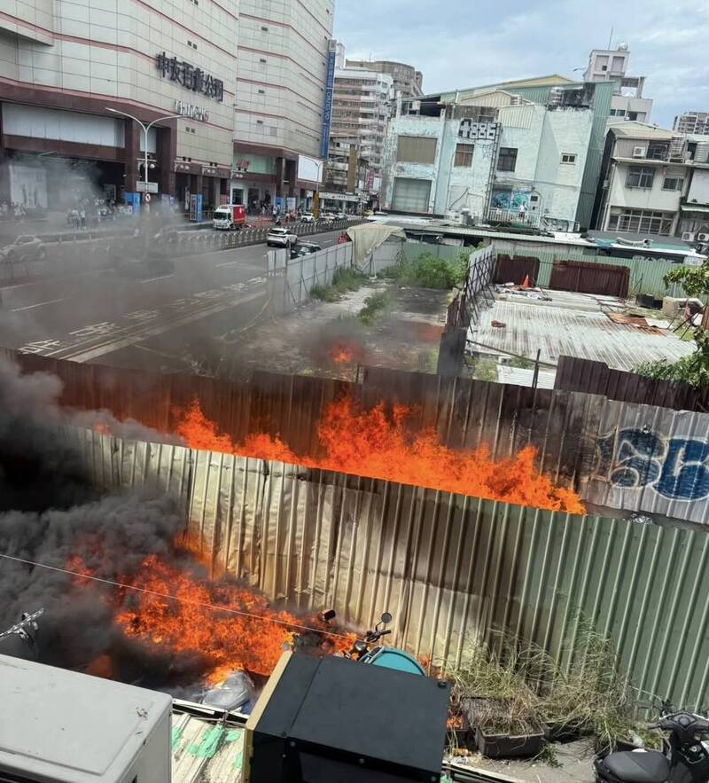 中友百貨對面火災 11機車燒成焦黑 20億黃金地荒廢20多年再成焦點